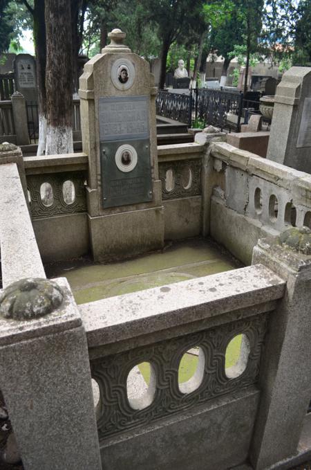 Navtlugi Jewish Cemetery