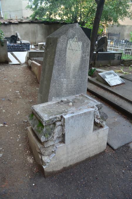 Navtlugi Jewish Cemetery